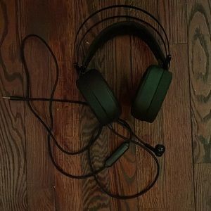 black foamed headset, brand: Nubwo